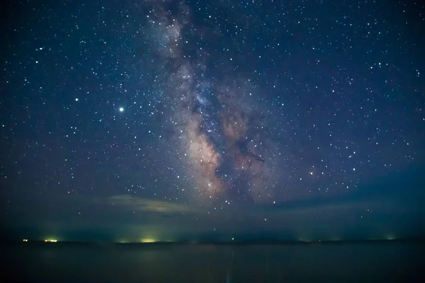 Derin Gökyüzü Astrofotoğrafçılığı Denizin Üzerinde Samanyolu Doğal Arkaplan — Stok fotoğraf