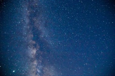 Derin gökyüzü astrofotoğrafçılığı. Gökyüzünden geçen samanyolu. Doğal arkaplan