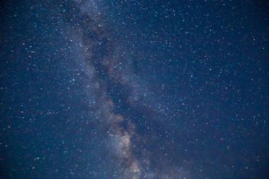 Derin gökyüzü astrofotoğrafçılığı. Gökyüzünden geçen samanyolu. Doğal arkaplan