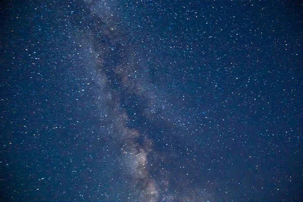 Derin Gökyüzü Astrofotoğrafçılığı Gökyüzünden Geçen Samanyolu Doğal Arkaplan — Stok fotoğraf