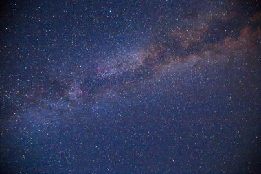 Derin gökyüzü astrofotoğrafçılığı. Gökyüzünden geçen samanyolu. Doğal arkaplan