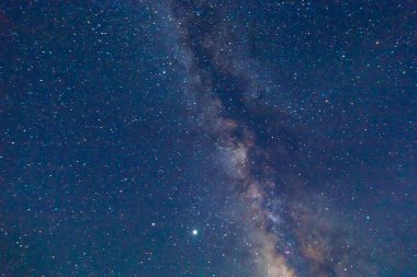 Derin gökyüzü astrofotoğrafçılığı. Gökyüzünden geçen samanyolu. Doğal arkaplan