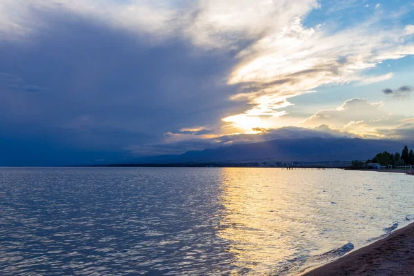 Belo Pôr Sol Junto Lago Nuvens Brilhantes São Refletidas Água — Fotografia de Stock