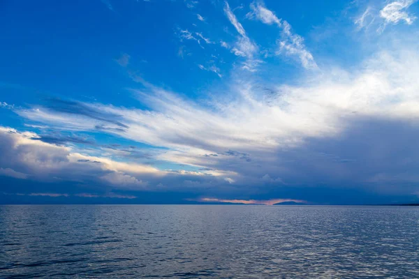 Matahari Terbenam Yang Indah Tepi Danau Awan Terang Tercermin Dalam — Stok Foto