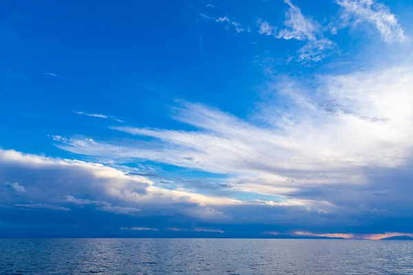 Nubes Brillantes Cúmulos Contra Cielo Azul Fondo Natural — Foto de Stock