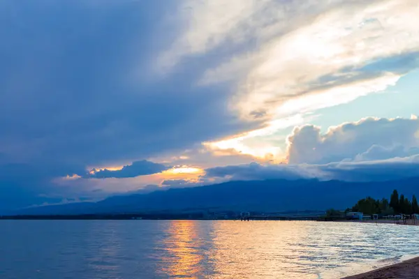 Krásný Západ Slunce Jezera Jasné Mraky Odrážejí Vodě Nádherný Letní — Stock fotografie