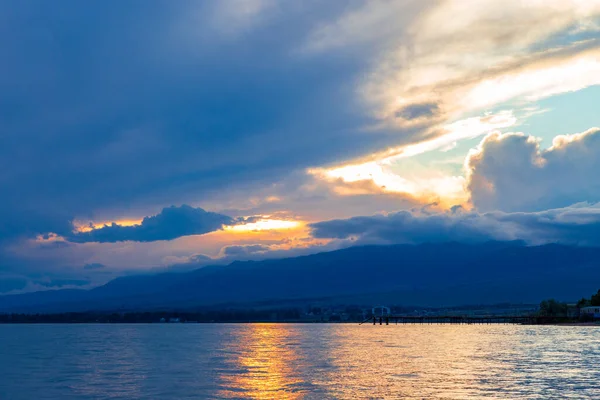 Matahari Terbenam Yang Indah Tepi Danau Awan Terang Tercermin Dalam — Stok Foto