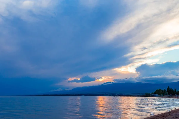 Hermosa Puesta Sol Junto Lago Nubes Brillantes Reflejan Agua Una — Foto de Stock