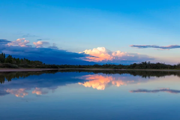 Matahari Terbenam Yang Indah Tepi Danau Awan Terang Tercermin Dalam — Stok Foto
