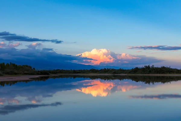 Matahari Terbenam Yang Indah Tepi Danau Awan Terang Tercermin Dalam — Stok Foto