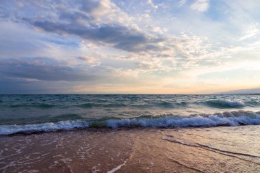 Batan güneşin ışınlarında dalgalar.