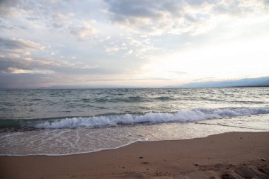 Batan güneşin ışınlarında dalgalar.