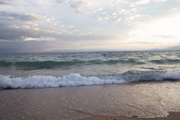 Batan güneşin ışınlarında dalgalar.