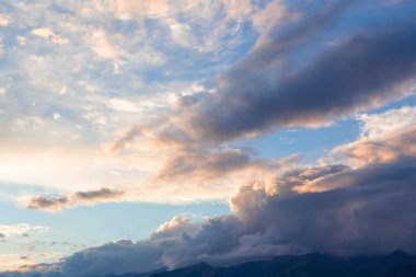Mavi gökyüzüne karşı parlak kümülüs bulutları. Doğal arkaplan.