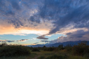 Dramatik bulutlar, bulutlu hava. Yağmurdan önce ağır bulutlar.