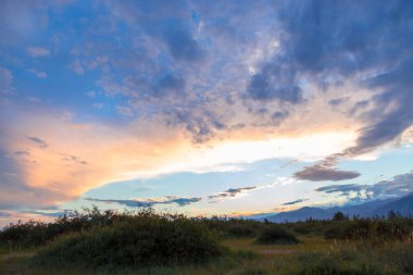 Dramatik bulutlar, bulutlu hava. Yağmurdan önce ağır bulutlar.
