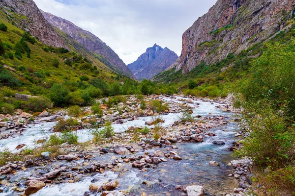 Nehir ve şelaleli bir dağ manzarası. Belogorka Boğazı, Kırgızistan