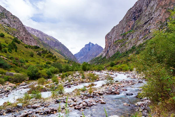 Nehir ve şelaleli bir dağ manzarası. Belogorka Boğazı, Kırgızistan