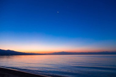 Denizde güneşin doğuşu. Dağların ardında yükselen güneş.