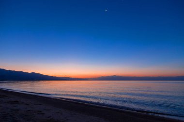Denizde güneşin doğuşu. Dağların ardında yükselen güneş.