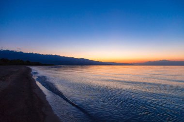 Denizde güneşin doğuşu. Dağların ardında yükselen güneş.