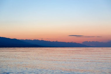 Denizde güneşin doğuşu. Dağların ardında yükselen güneş.