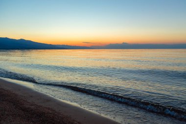 Denizde güneşin doğuşu. Dağların ardında yükselen güneş.