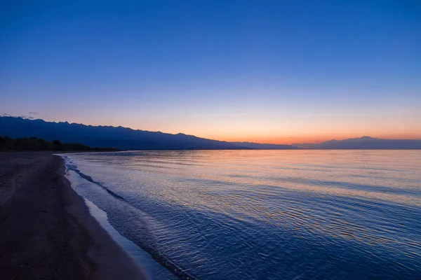 Amanecer Del Sol Mar Sol Naciente Detrás Las Montañas — Foto de Stock