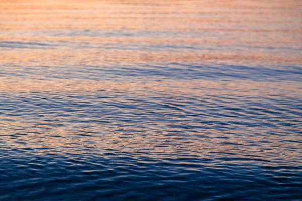 Mavi Turuncu Berrak Dokusu Okyanusun Denizin Arkaplanı Güneşle Aydınlanıyor — Stok fotoğraf