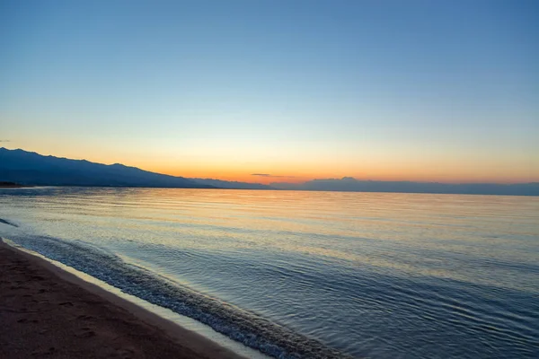 Amanecer Del Sol Mar Sol Naciente Detrás Las Montañas — Foto de Stock