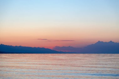 Denizde güneşin doğuşu. Dağların ardında yükselen güneş.