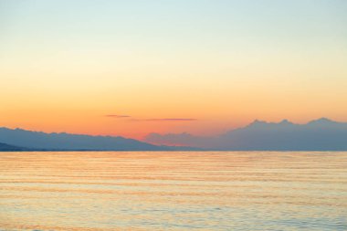 Denizde güneşin doğuşu. Dağların ardında yükselen güneş.