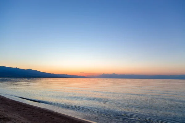 Amanecer Del Sol Mar Sol Naciente Detrás Las Montañas —  Fotos de Stock