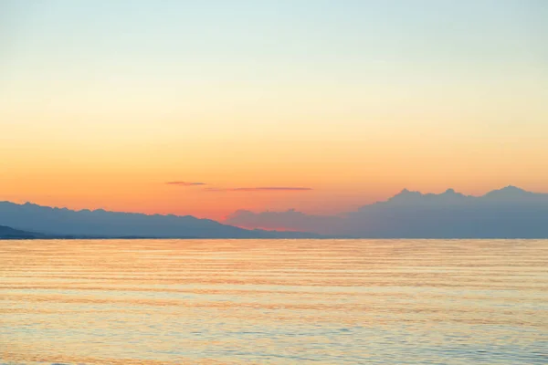 Amanecer Del Sol Mar Sol Naciente Detrás Las Montañas — Foto de Stock