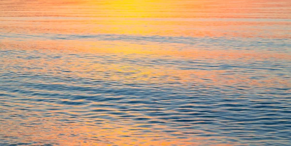 Textura Clara Água Azul Laranja Fundo Oceano Mar Retroiluminado Pelo — Fotografia de Stock