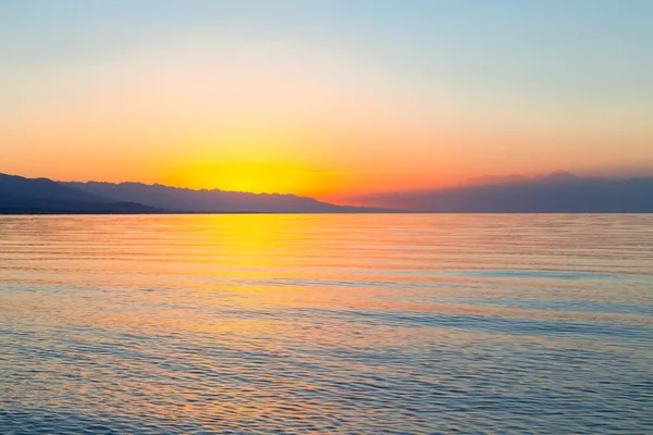 Amanecer Del Sol Mar Sol Naciente Detrás Las Montañas — Foto de Stock