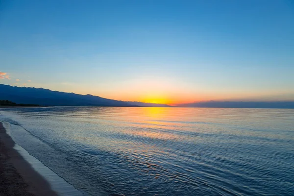 Amanecer Del Sol Mar Sol Naciente Detrás Las Montañas — Foto de Stock