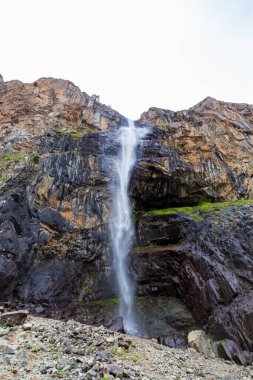 Nehir ve şelaleli bir dağ manzarası. Belogorka Boğazı, Kırgızistan