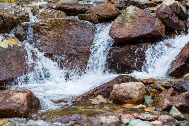 Nehir ve şelaleli bir dağ manzarası. Belogorka Boğazı, Kırgızistan