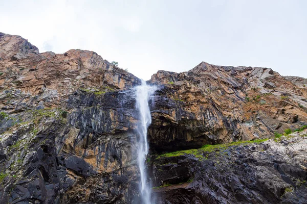Nehir ve şelaleli bir dağ manzarası. Belogorka Boğazı, Kırgızistan
