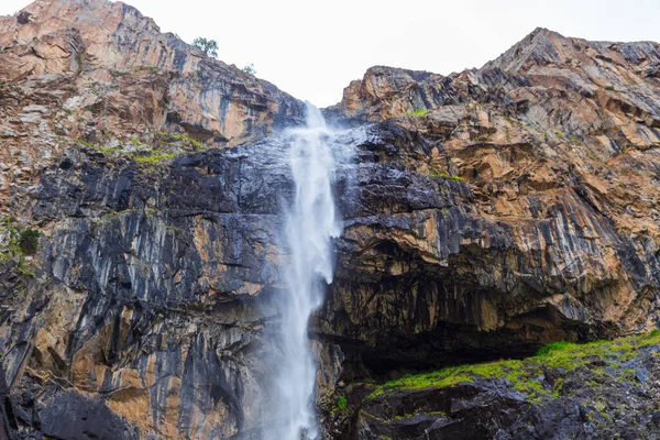 Nehir ve şelaleli bir dağ manzarası. Belogorka Boğazı, Kırgızistan