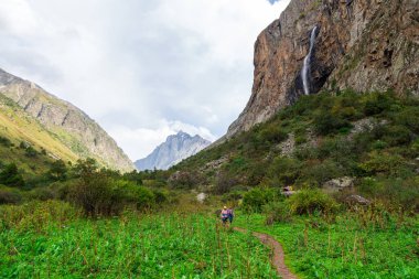 Nehir ve şelaleli bir dağ manzarası. Belogorka Boğazı, Kırgızistan