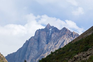 Nehir ve şelaleli bir dağ manzarası. Belogorka Boğazı, Kırgızistan