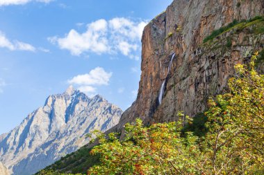Nehir ve şelaleli bir dağ manzarası. Belogorka Boğazı, Kırgızistan