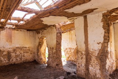 Terk edilmiş eski bir ev. İnsan yok. Bina kerpiç ve ahşaptan yapılmıştır..