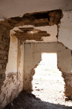 Terk edilmiş eski bir ev. İnsan yok. Bina kerpiç ve ahşaptan yapılmıştır..