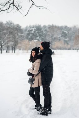 Kaç aşk karlı ormanda yürüyüş içinde