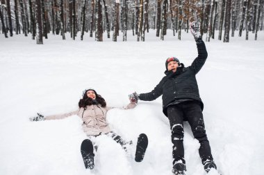 Bir kız ve bir adam bir kar üzerinde yatıyordu