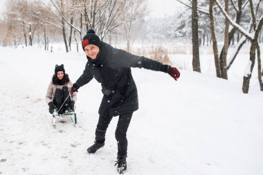 Kaç aşk karlı ormanda yürüyüş içinde