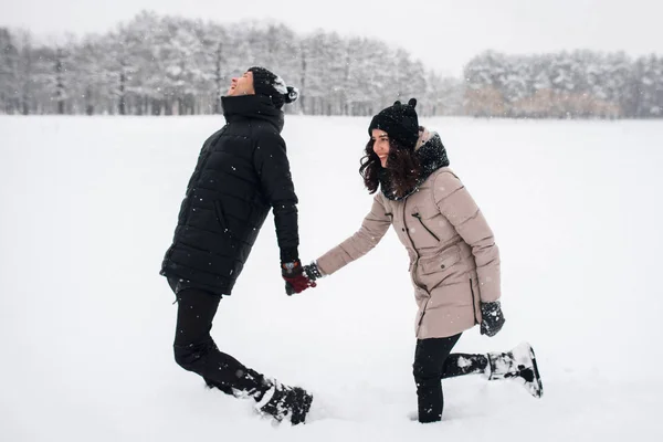 雪に覆われた森の中の愛のカップル — ストック写真